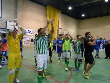 Aplausos de los jugadores béticos a la afición manzanareña tras su victoria