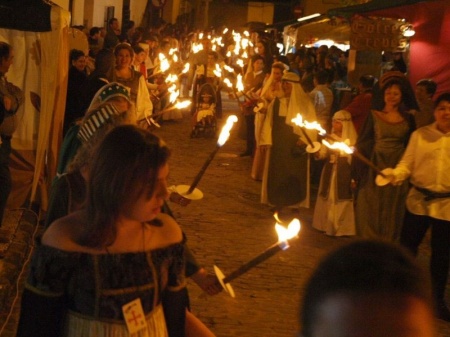 Procesión de las antorchas a su paso por la plaza de Santa Cruz