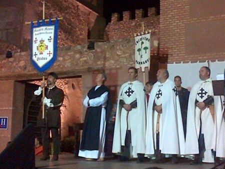 Autoridades durante la presentación de estandartes