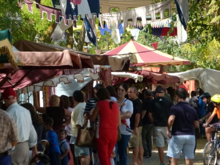 Mucho público a todas horas en los Mercados Medieval y Calatravo de los Paseos del Río