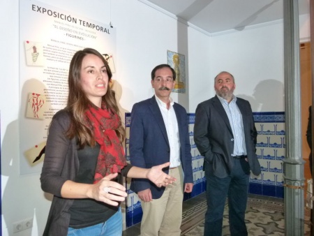 Milagros García, comisaria de la exposición, junto a los concejales de Cultura y de Turismo