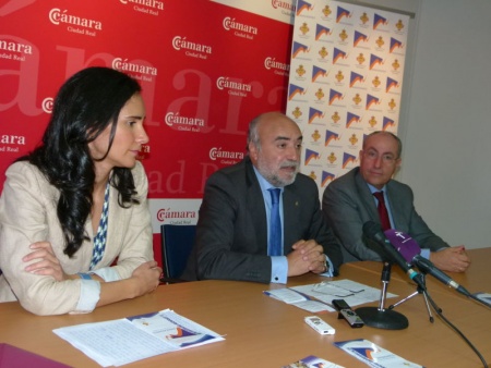 El alcalde, junto a la representante de INCYDE y al presidente de la Cámara Provincial de Comercio