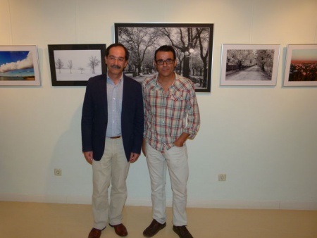 Carlos Infante (derecha), acompañado por el concejal de Cultura, Manuel Martín-Gaitero, en la inauguración de la exposición