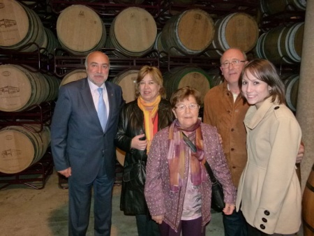 Familia ganadora del concurso el año pasado junto al alcalde, Antonio López de la Manzanara, y la técnico de Turismo, Raquel Merlo