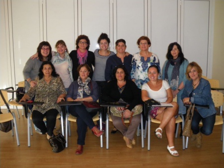 Participantes en el taller de musicoterapia junto a su monitora