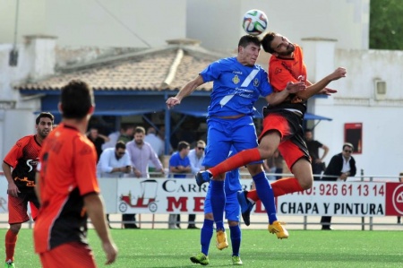 José Carlos pugna de cabeza con el gigante Iker Torre. Foto: Roque J. Cuesta