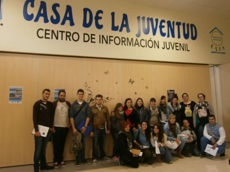 Participantes en el taller de psicología positiva junto a su monitora