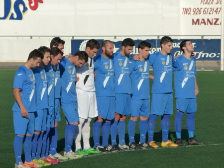 Once inicial del Manzanares CF durante el minuto de silencio al inicio del partido