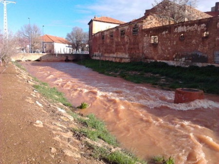 El caz quedará regulado en el Calicanto. Imagen de una de las crecidas del Azuer en marzo de 2013