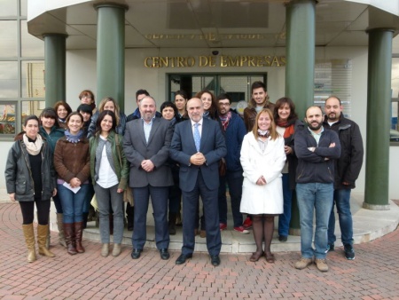 Foto conjunta de participantes, monitores y autoridades