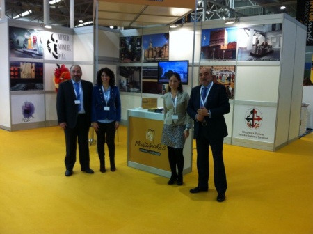 Alcalde y concejal de Turismo con las técnicas de la Oficina de Turismo en el Stand de Manzanares en INTUR