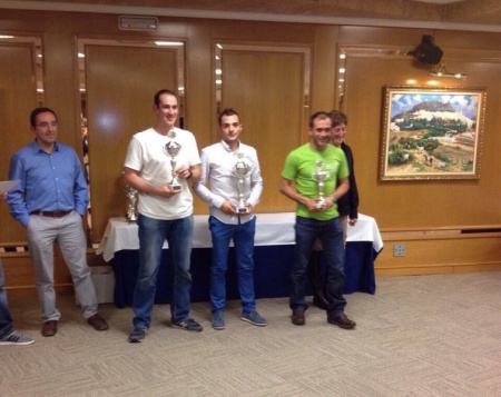 Jesús Calle, en el centro, con el trofeo que acredita al Alucinatura como mejor equipo de la temporada