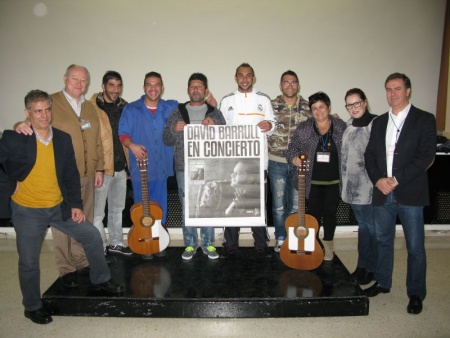 Entrega del póster al grupo Éxodo en Herrera de La Mancha