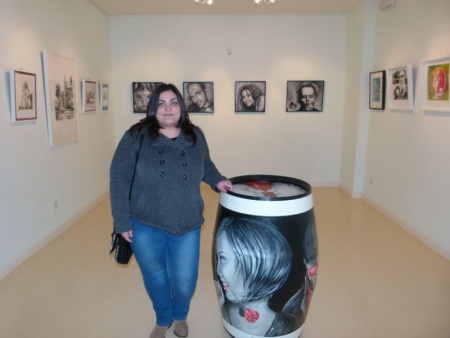 Silvia Muñoz junto a sus obras