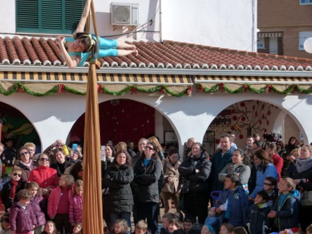 Las acrobacias de "Martita sin banda", en En plaza La Navidad