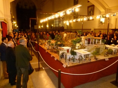 Las autoridades y público, en la inauguración del Belén parroquial