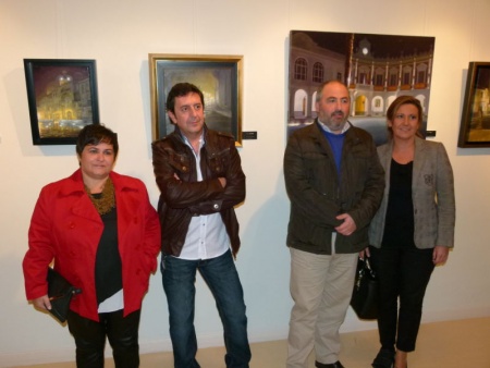 El artista, junto a las autoridades municipales en la inauguración de la exposición