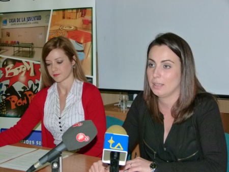 Carmen Beatriz Alcolea (derecha) en la presentación de Diverinfancia