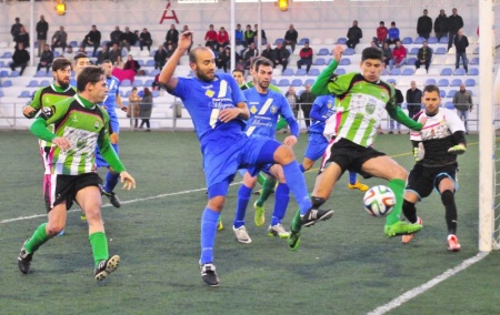 El Manzanares acosó la meta rival en los momentos finales. Foto: Roque J. Cuesta