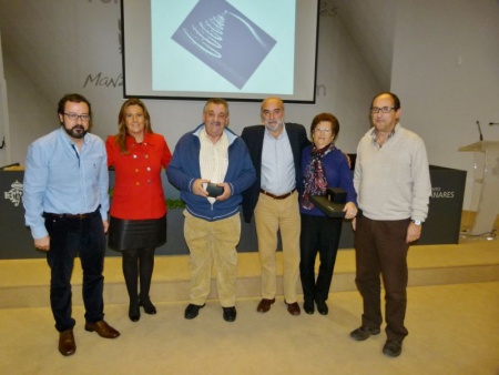 El alcalde y la concejal de personal, junto a los homenajeados y a los presidentes del Comité de Empresa y Junta de Personal