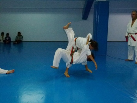 Alumnado de la Escuela de Judo en un entrenamiento, bajo la mirada del maestro José Cañizares