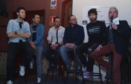 Sergio Pazos (a la derecha) durante el cine forum