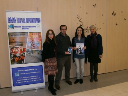 La concejal de Juventud, Carmen Beatriz Alcolea, con los monitores de la sesión