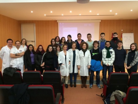 Foto de grupo de alumnos y profesionales del hospital