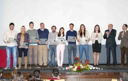 Galardonados con el Reconocimiento de Oro, junto a las autoridades. Foto: Roque J. Cuesta