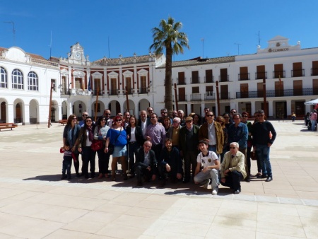 Miembros de la ONCE visitan Manzanares para conocer la Feria Nacional del Queso y probar la accesibilidad de la plaza