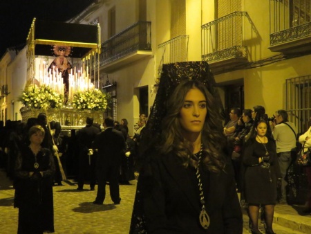 Mujeres con mantilla ante el paso de la Virgen de la Soledad