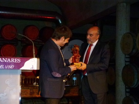 Darío Frías, ganador del premio de poesía "Ciega de Manzanares" en 2014, recibe el galardón de manos del alcalde