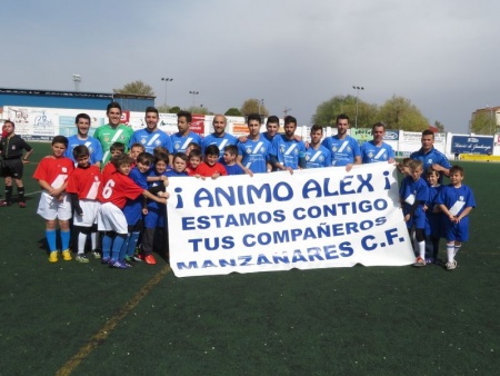 Pancarta de ánimo al benjamín Alex, que está hospitalizado