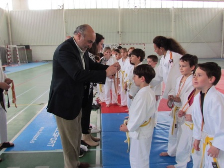 Entrega de medallas a cargo del alcalde y la concejal de Deportes