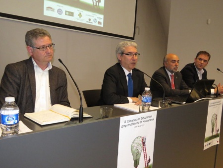 Casimiro García-Abadillo, entre el director del IES "Sotomayor", David Abolafia, y el alcalde de Manzanares, Antonio López de la Manzanara