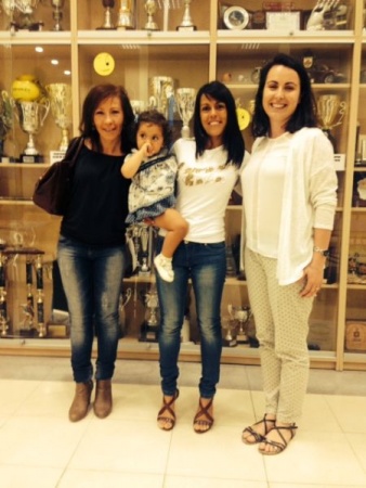 Mª Carmen Ruiz, del Club de Atletismo Manzanares, Gema Arenas con su hija, y Carmen Beatriz Alcolea, concejal de Deportes