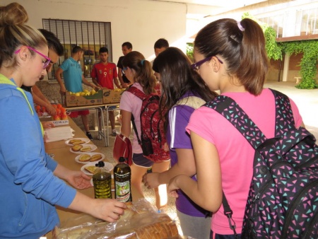 Reparto del desayuno saludable en el IES Azuer