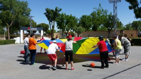 Juego del paracaídas durante la romería celebrada por el centro ocupacional