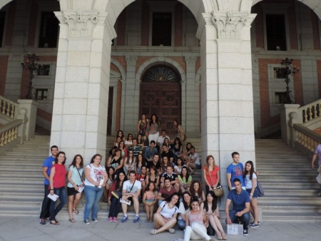 Los excursionistas, en el patio interior del Alcázar de Toledo