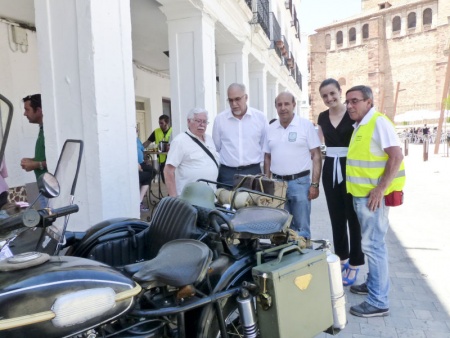 El alcalde y la concejala de Festejos visitaron la exposición de motos en la plaza