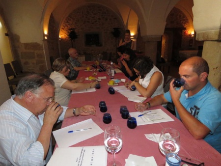 El jurado del concurso durante la cata celebrada en el Castillo de Pilas Bonas