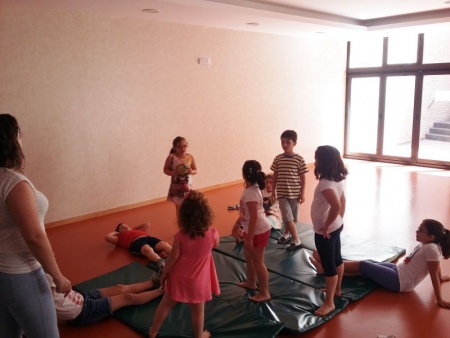 Actividades del servicio "Concilia en Vacaciones" en el gimnasio del Centro de la Mujer