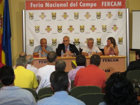 Miguel Padilla, a la izquierda del alcalde de Manzanares en la conferencia de COAG