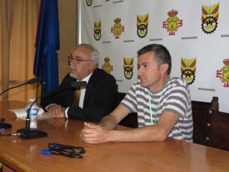 El alcalde de Manzanares, durante la presentación de la conferencia