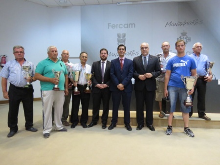 Premiados en arada. Con camiseta azul, el ganador