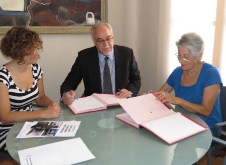 Momento de la firma del convenio entre el alcalde y la directora de Cáritas