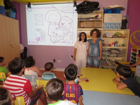 La dentista infantil Sara Vicente junto a la concejala de Servicios Sociales, Beatriz Labián, al inicio de la charla en la ludoteca