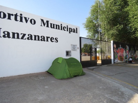 Tienda de campaña en la entrada del recinto a primera hora del jueves