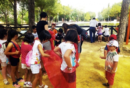 Los niños de la ludoteca en la visita al Parque del Polígono de Manzanares