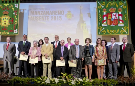 Foto conjunta de las autoridades con los "Manzanareños Ausentes 2015". Foto: J.A.Romero